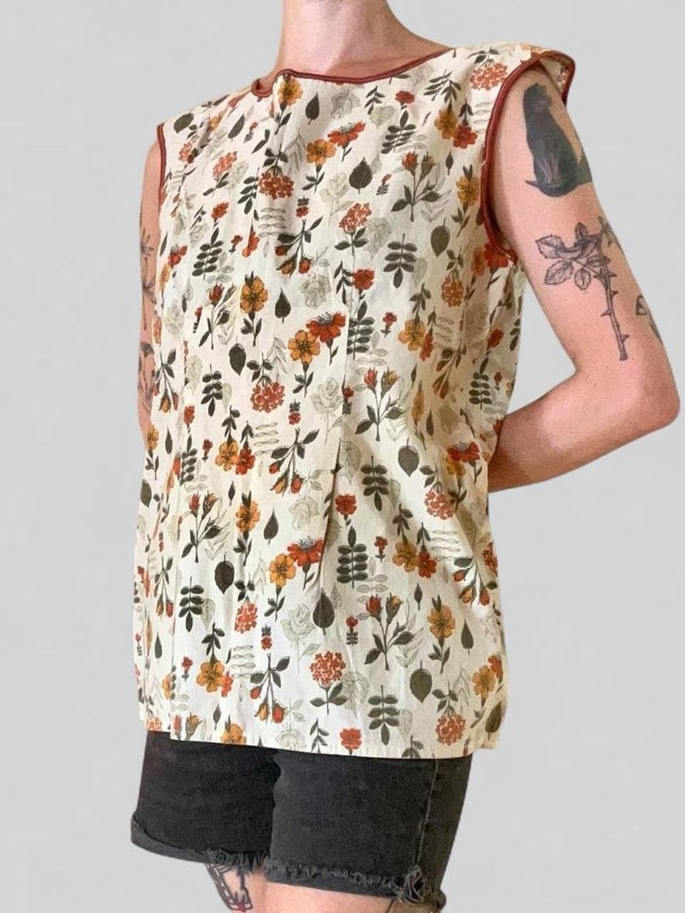 Vintage Sleeveless Floral Print Shirt in Cream with Rust Trim